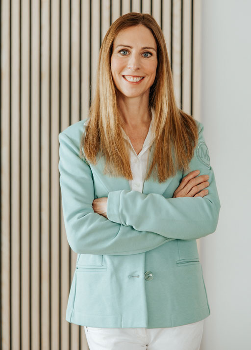 cropped-stock-photo-portrait-of-confident-young-businesswoman-leaning-on-railing-2423033621.jpg Gabriele Lengauer, Rechtsanwältin, Coach und Mediatorin steht vor einer Wand. Arme verschränkt